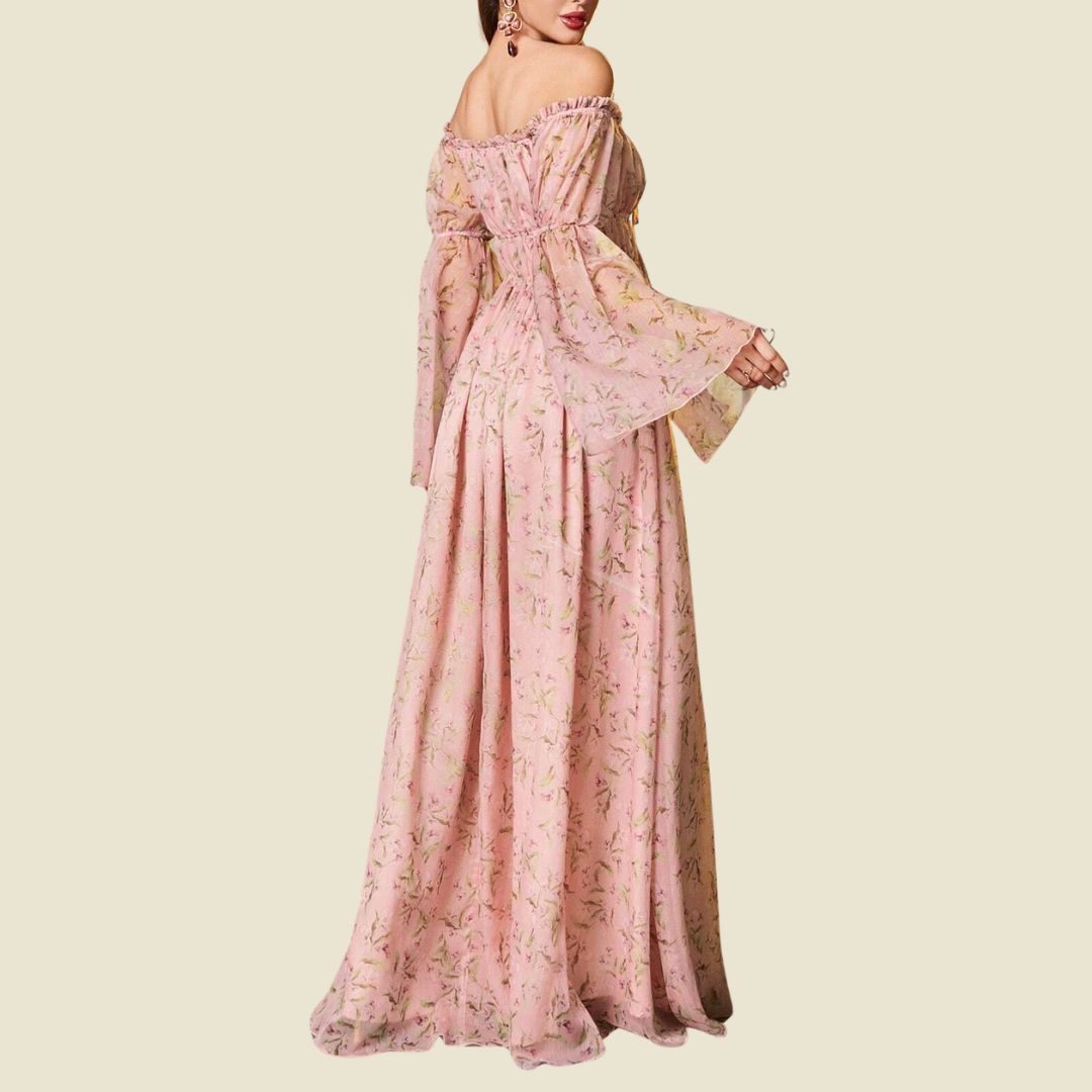 Sagolik vision: Ljusrosa maxiklänning med midjeresår och klockärmar