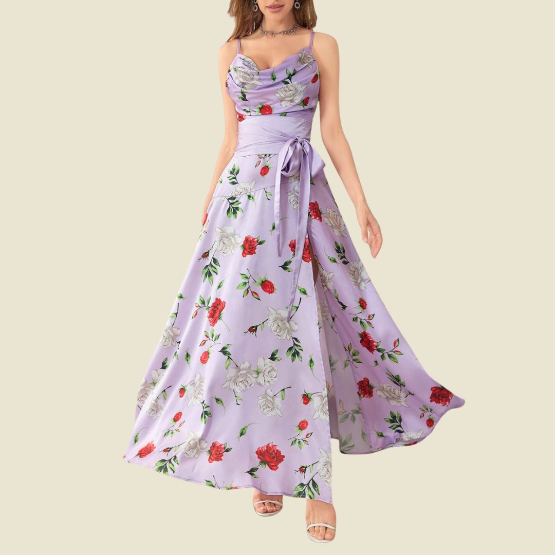 Lavendelros: Lila satinliknande maxiklänning med rosor och bena