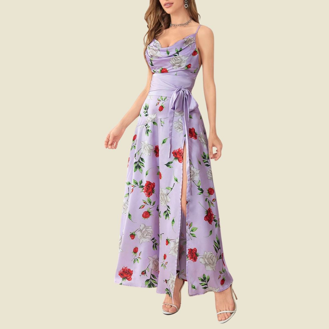 Lavendelros: Lila satinliknande maxiklänning med rosor och bena