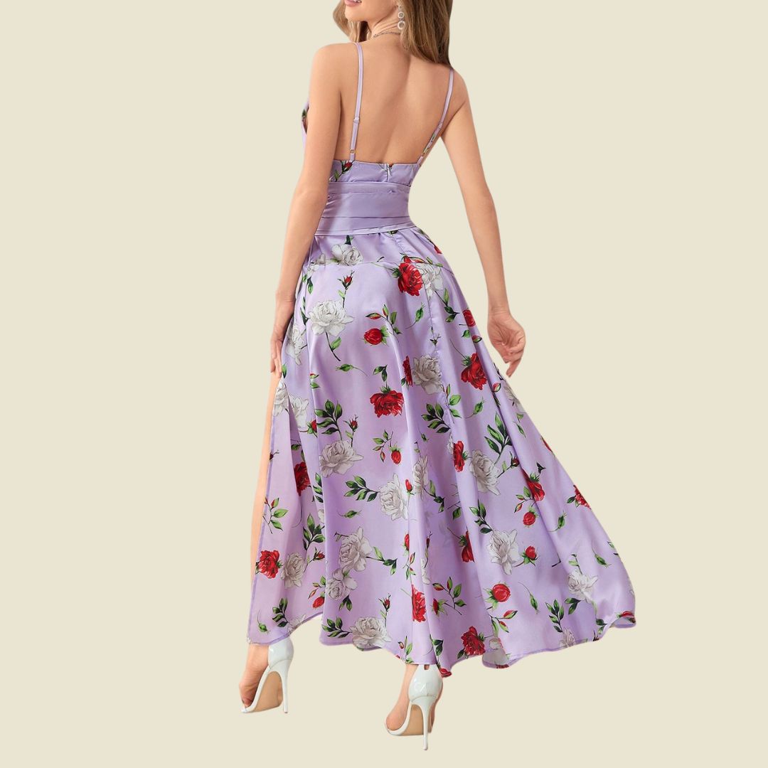 Lavendelros: Lila satinliknande maxiklänning med rosor och bena