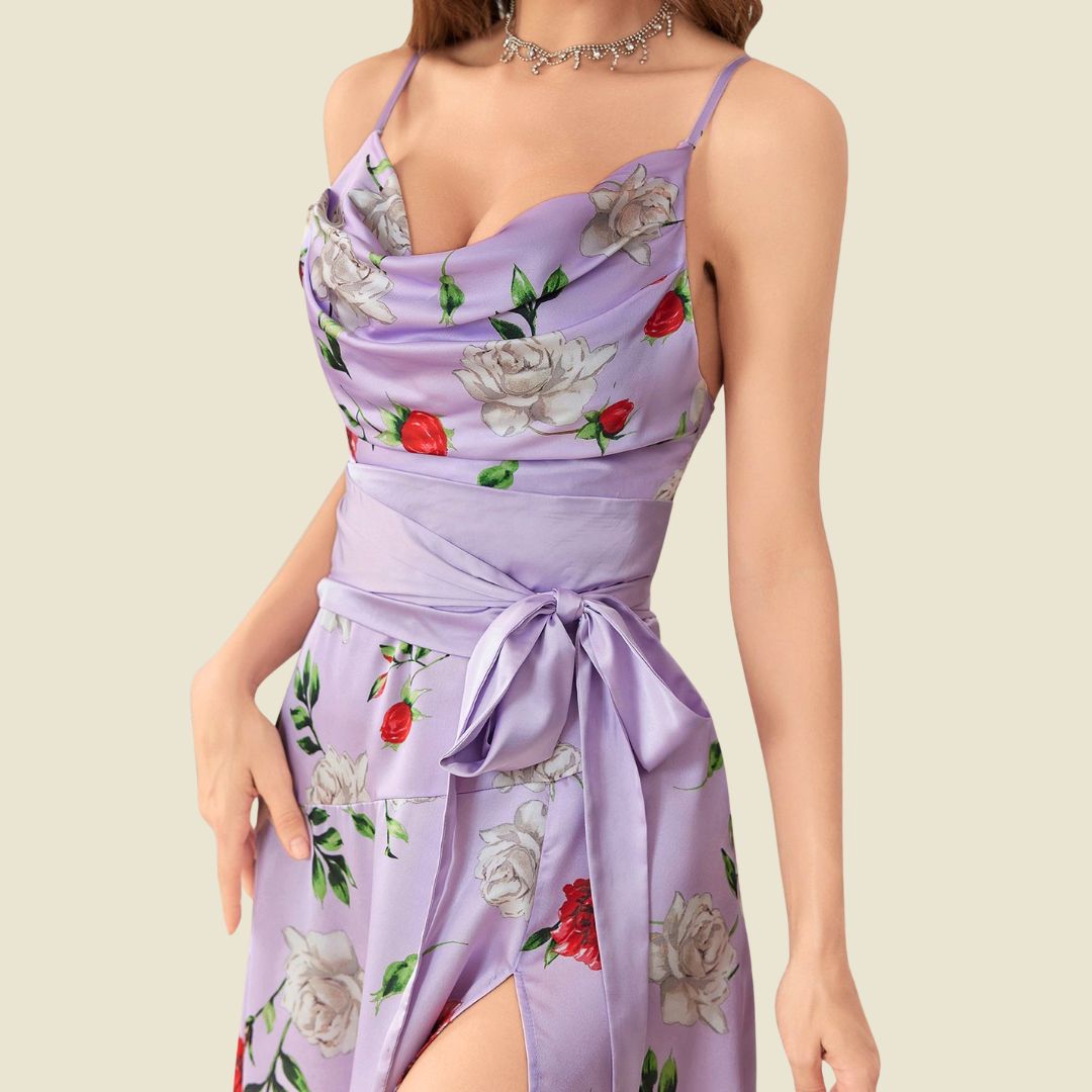 Lavendelros: Lila satinliknande maxiklänning med rosor och bena