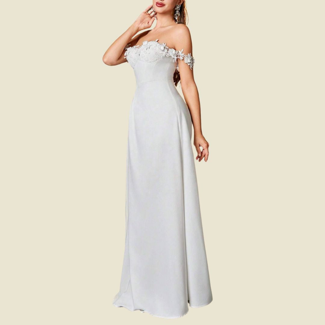 Vit elegans: Axelfri maxiklänning med spetsapplikationer och hög bena