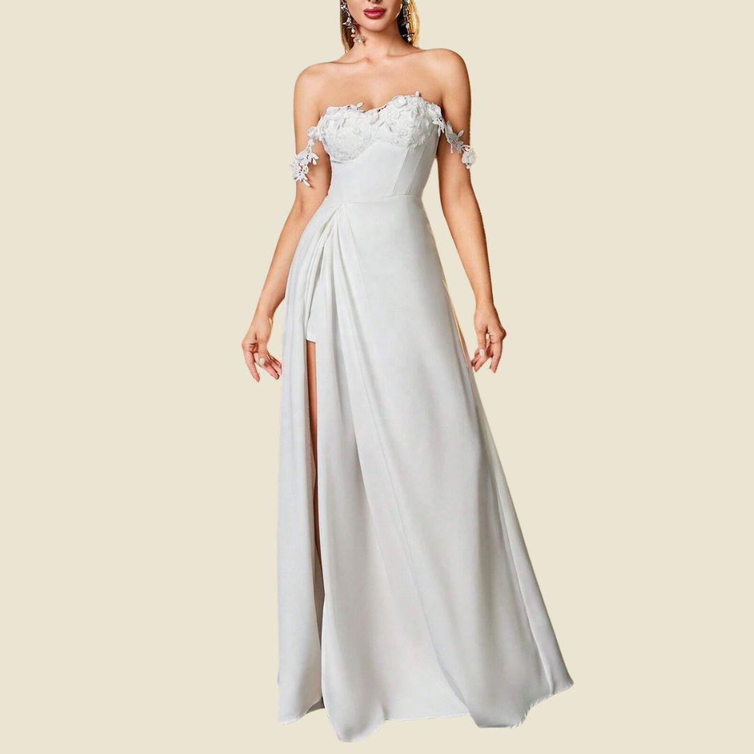 Vit elegans: Axelfri maxiklänning med spetsapplikationer och hög bena