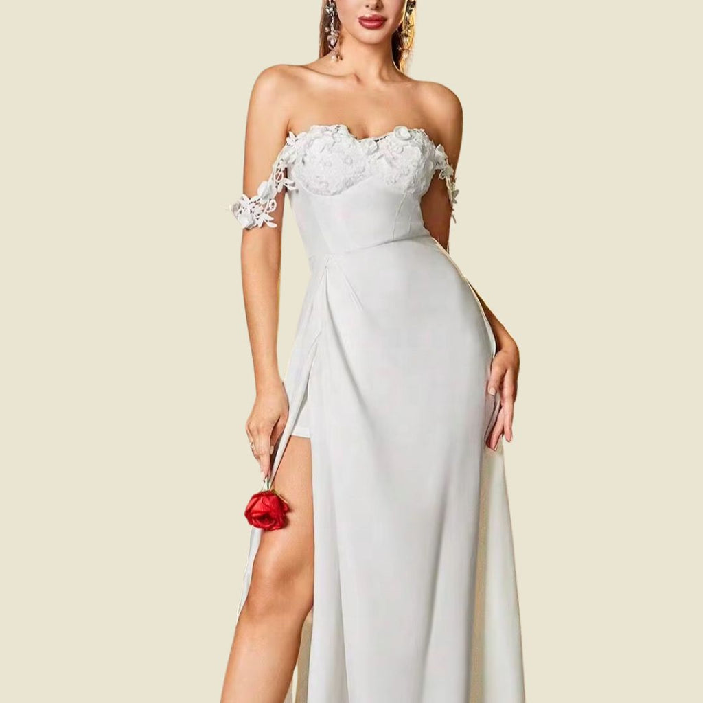 Vit elegans: Axelfri maxiklänning med spetsapplikationer och hög bena