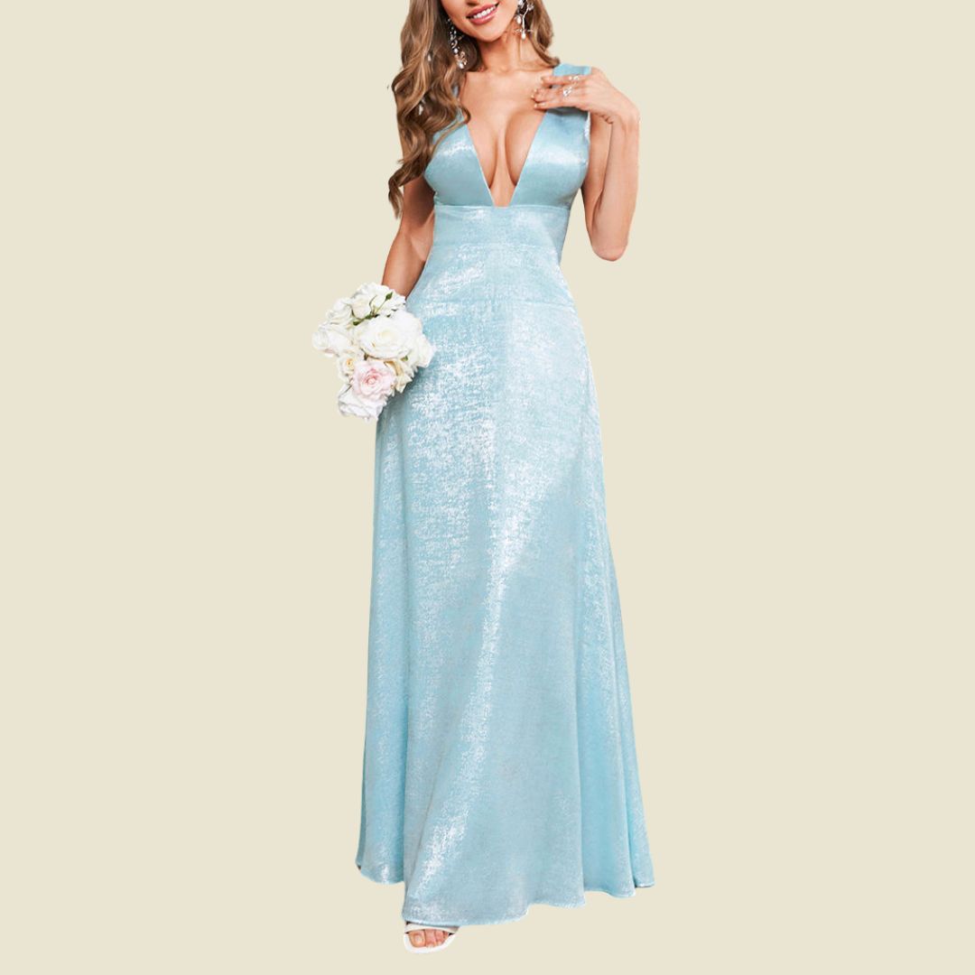 Isig prakt: Isblå glansig maxiklänning med djup V-ringning