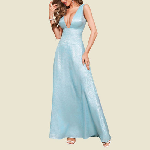 Isig prakt: Isblå glansig maxiklänning med djup V-ringning