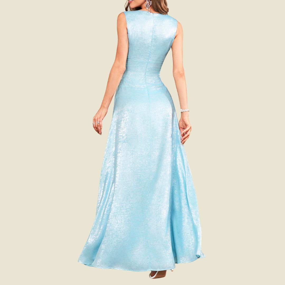Isig prakt: Isblå glansig maxiklänning med djup V-ringning