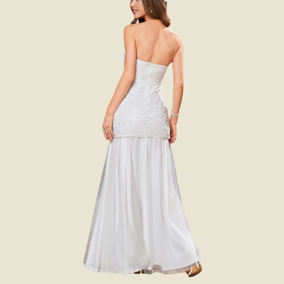 Diamantglitter: Vit axelfri maxiklänning med geometriskt paljettmönster